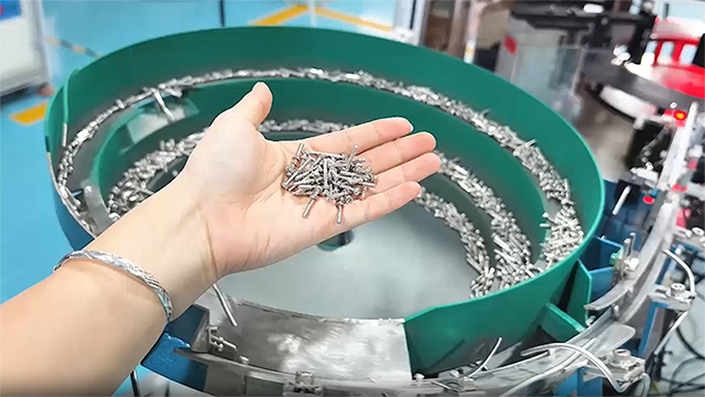 Роторное оборудование для оптической сортировки крепежа
