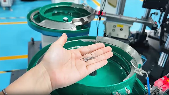 Оборудование для оптической сортировки с подачей с механической рукой